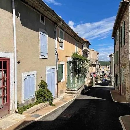 Holiday home Maison Des Hirondelles Petit Luberon Niozelles